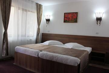 Фото номера Standard Double or Twin Room Building B with River View Отель Hotel Class г. Брезой 2